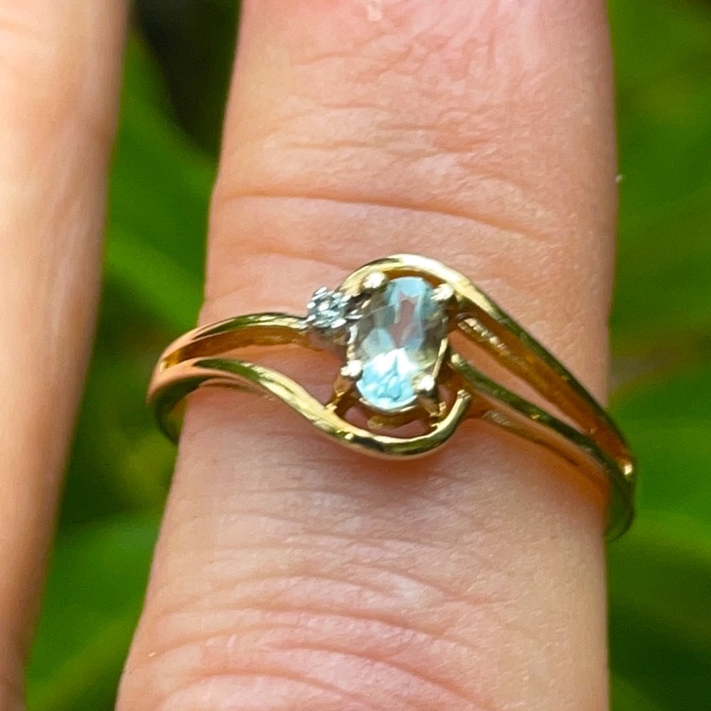 Vintage 10K gold ring with aquamarine and diamond